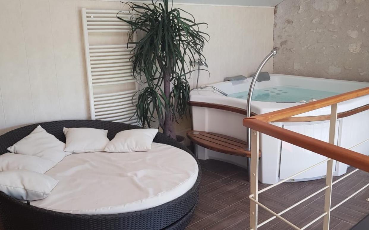 Le Domaine De Tizo Hotel Saint-Victor-de-Morestel Ngoại thất bức ảnh